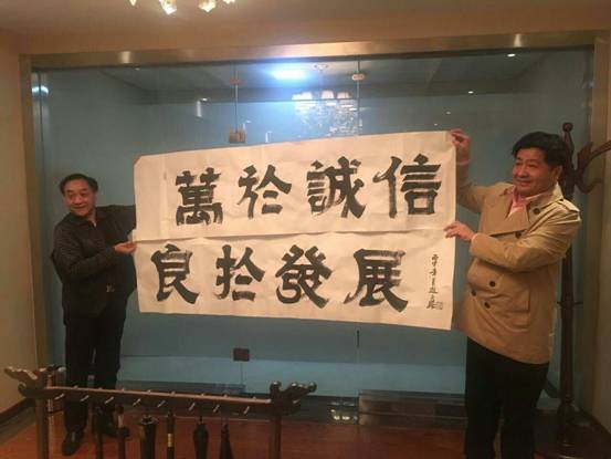 集團董事長馬文義與中國壽文化藝術委員會主任趙玉杰在烏海工作室啟動儀式上合影(左:趙玉杰,右:馬文義)2016年4月6日